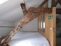 Op een boogscheut van de Sint-Niklaaskerk, tussen charmante steegjes en levendige pleinen, ligt dit karaktervolle opbrengsteigendom. Een rustige straa...