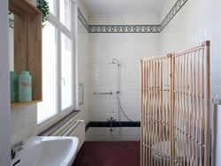 Op een boogscheut van de Sint-Niklaaskerk, tussen charmante steegjes en levendige pleinen, ligt dit karaktervolle opbrengsteigendom. Een rustige straa...