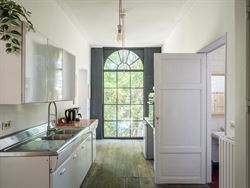 Op een boogscheut van de Sint-Niklaaskerk, tussen charmante steegjes en levendige pleinen, ligt dit karaktervolle opbrengsteigendom. Een rustige straa...