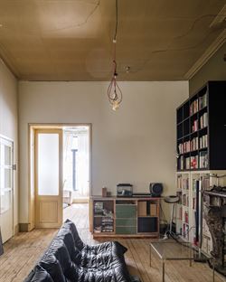 Op een boogscheut van de Sint-Niklaaskerk, tussen charmante steegjes en levendige pleinen, ligt dit karaktervolle opbrengsteigendom. Een rustige straa...