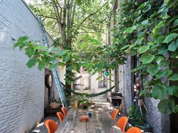 Op een boogscheut van de Sint-Niklaaskerk, tussen charmante steegjes en levendige pleinen, ligt dit karaktervolle opbrengsteigendom. Een rustige straa...