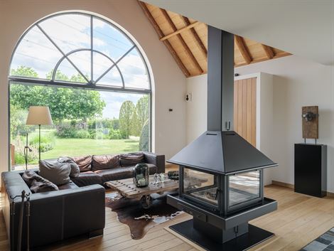 Deze charmante hoeve werd in 2003 tot in de puntjes gerenoveerd met hoogwaardige materialen. Het resultaat? Een klassevolle woning waar licht, ruimte ...