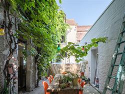 Op een boogscheut van de Sint-Niklaaskerk, tussen charmante steegjes en levendige pleinen, ligt dit karaktervolle opbrengsteigendom. Een rustige straa...