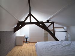 Op een boogscheut van de Sint-Niklaaskerk, tussen charmante steegjes en levendige pleinen, ligt dit karaktervolle opbrengsteigendom. Een rustige straa...