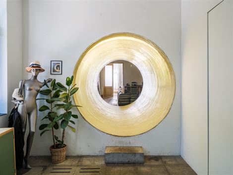 Op een boogscheut van de Sint-Niklaaskerk, tussen charmante steegjes en levendige pleinen, ligt dit karaktervolle opbrengsteigendom. Een rustige straa...