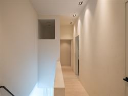 Op een boogscheut van de Sint-Niklaaskerk, tussen charmante steegjes en levendige pleinen, ligt dit karaktervolle opbrengsteigendom. Een rustige straa...