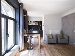 Op een boogscheut van de Sint-Niklaaskerk, tussen charmante steegjes en levendige pleinen, ligt dit karaktervolle opbrengsteigendom. Een rustige straa...