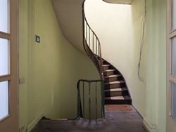 Op een boogscheut van de Sint-Niklaaskerk, tussen charmante steegjes en levendige pleinen, ligt dit karaktervolle opbrengsteigendom. Een rustige straa...