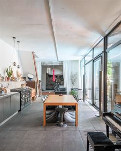 Op een boogscheut van de Sint-Niklaaskerk, tussen charmante steegjes en levendige pleinen, ligt dit karaktervolle opbrengsteigendom. Een rustige straa...