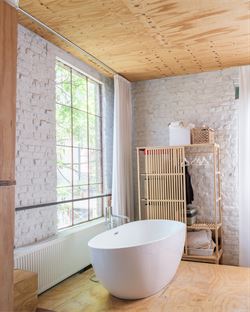 Op een boogscheut van de Sint-Niklaaskerk, tussen charmante steegjes en levendige pleinen, ligt dit karaktervolle opbrengsteigendom. Een rustige straa...