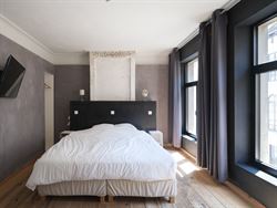 Op een boogscheut van de Sint-Niklaaskerk, tussen charmante steegjes en levendige pleinen, ligt dit karaktervolle opbrengsteigendom. Een rustige straa...