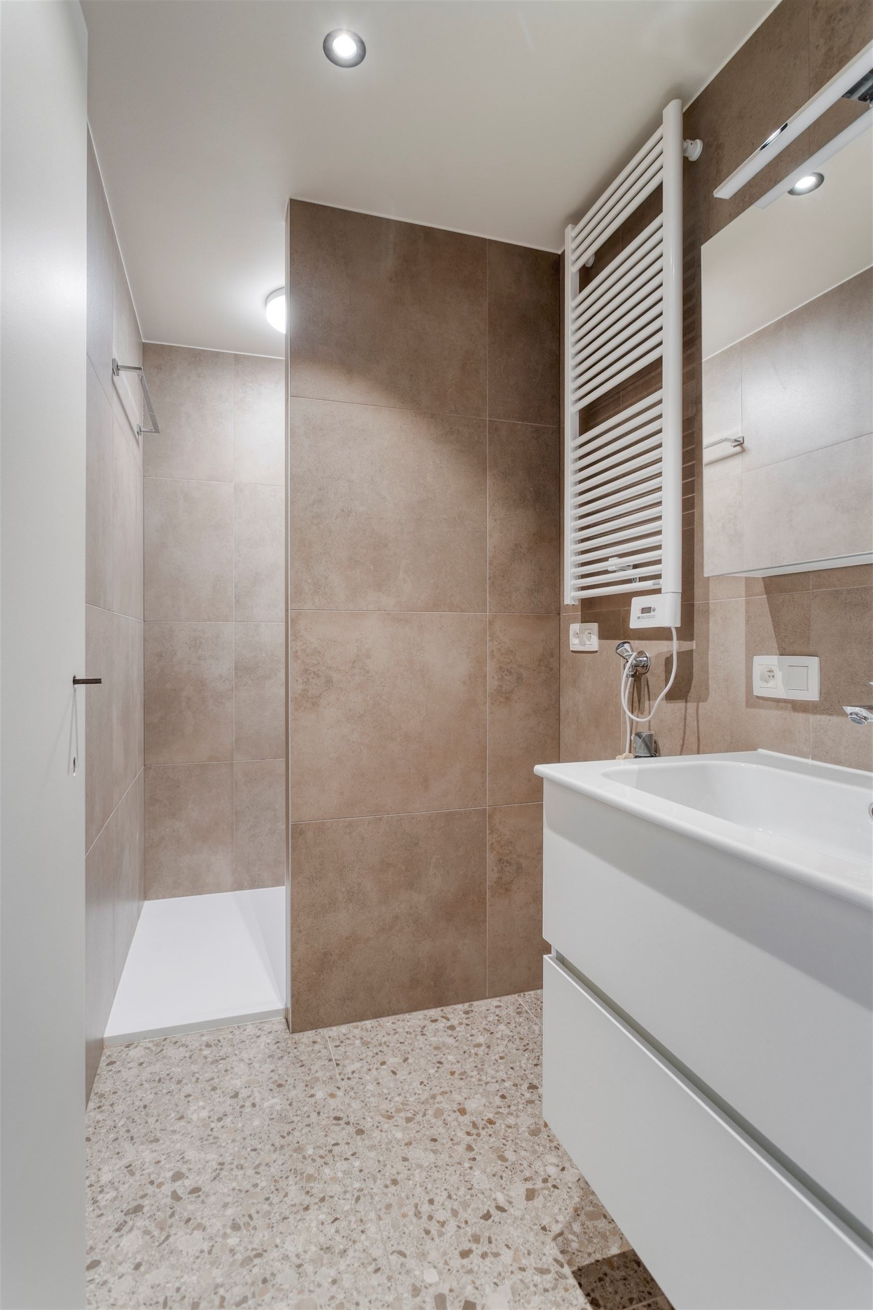 WENST U EEN BEZOEK? SURF NAAR ONZE SITE: WWW.INFINIMO.BE > ZOEK DE DESBETREFFENDE EIGENDOM > REGISTREER U VIA DE KNOP ‘PLAN EEN BEZOEK’.
In het h...