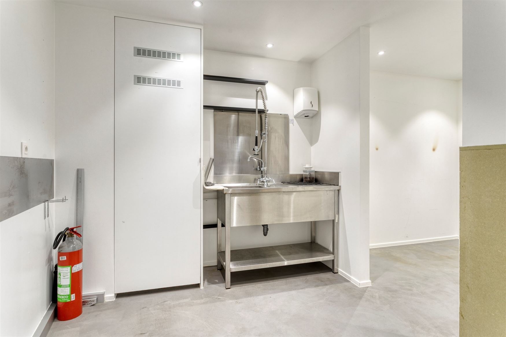 Handelspand op toplocatie in hartje Deinze.

In het hart van Deinze, in de levendige Tolpoortstraat, bevindt zich dit instapklare handelspand met ui...