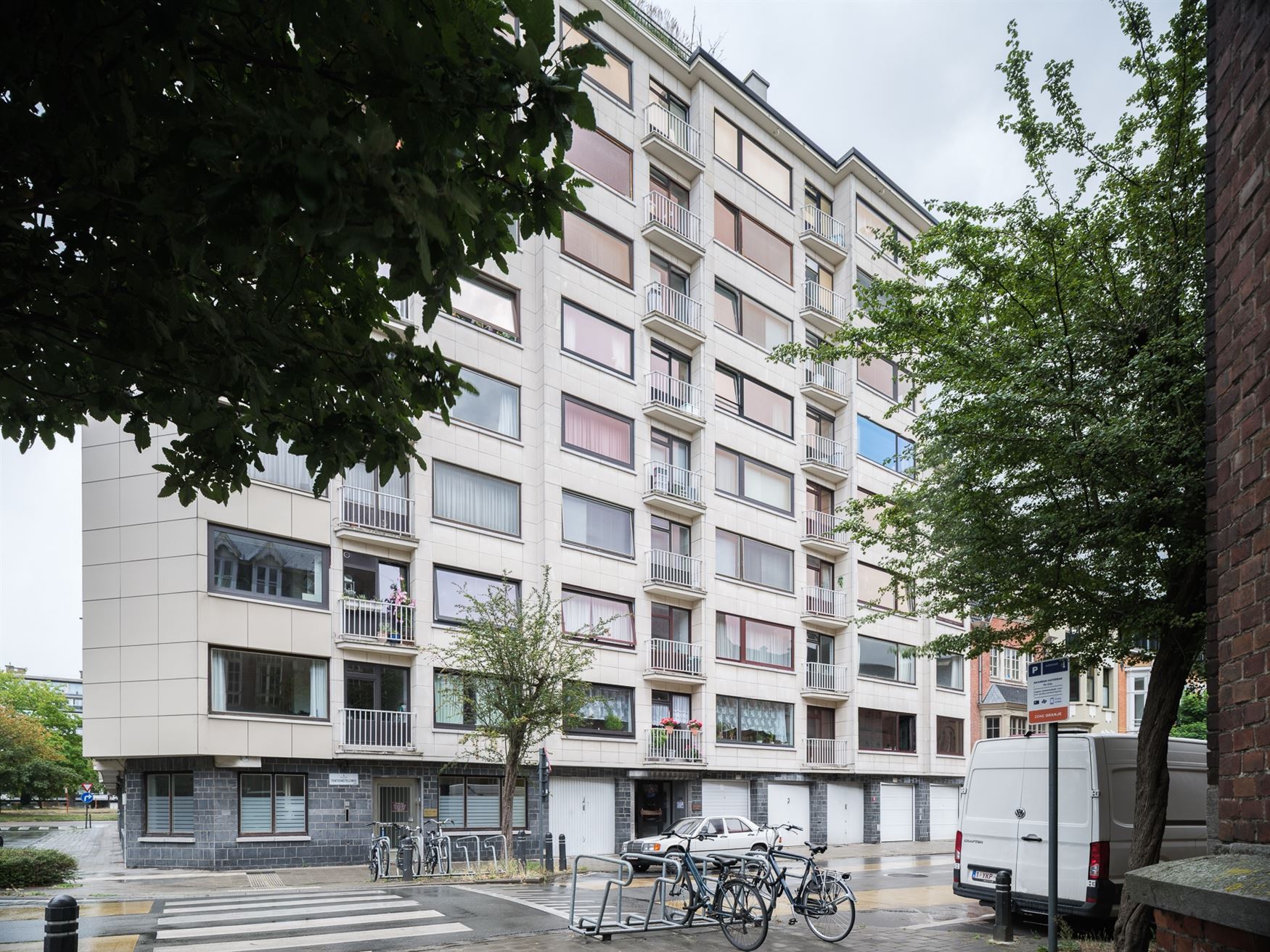 Op de vierde verdieping van een verzorgd gebouw uit 1967 vind je dit prachtig vernieuwde appartement met een royale bewoonbare oppervlakte van 115 m²...