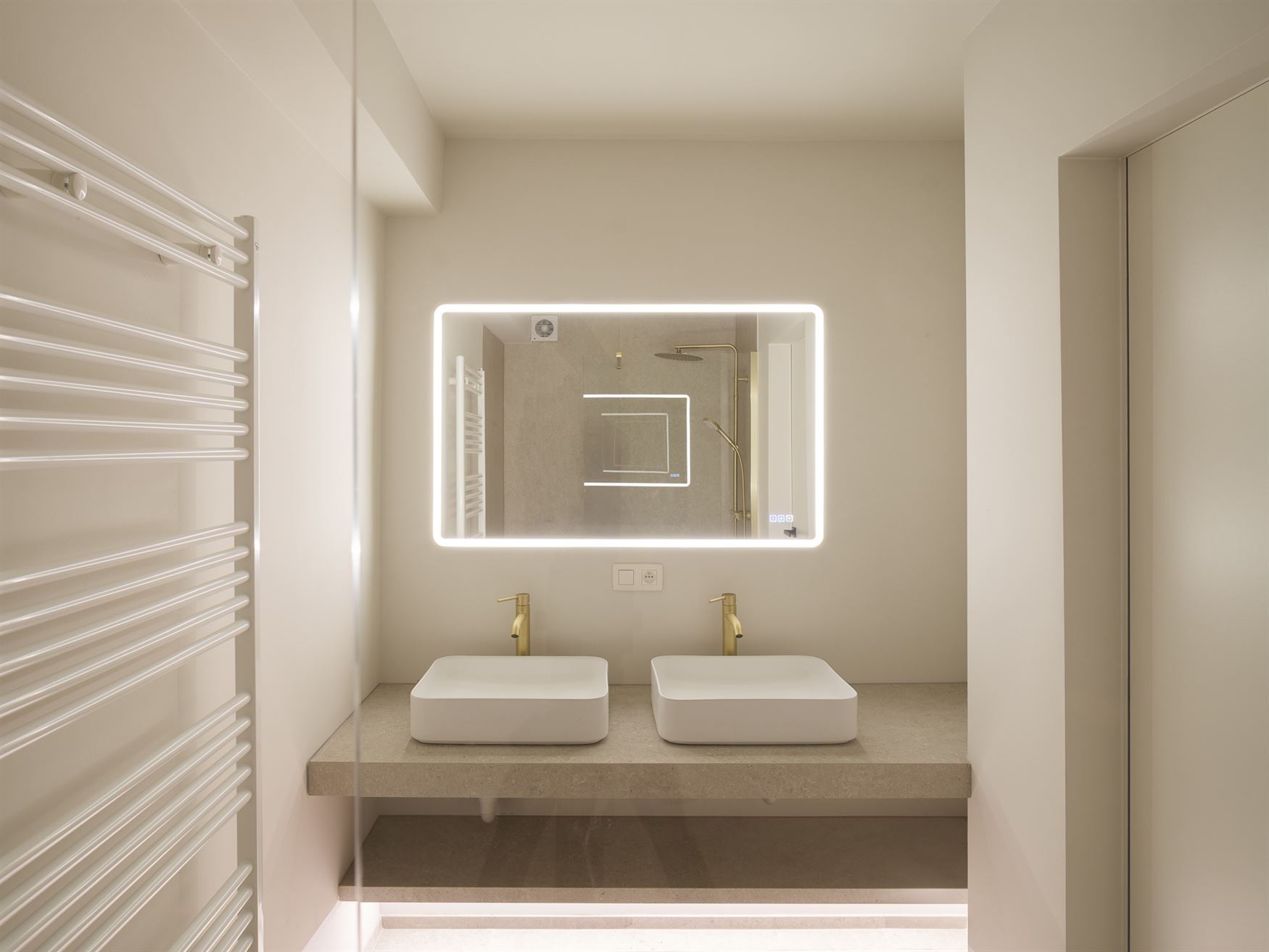 Op de vierde verdieping van een verzorgd gebouw uit 1967 vind je dit prachtig vernieuwde appartement met een royale bewoonbare oppervlakte van 115 m²...