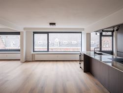 Op de vierde verdieping van een verzorgd gebouw uit 1967 vind je dit prachtig vernieuwde appartement met een royale bewoonbare oppervlakte van 115 m²...