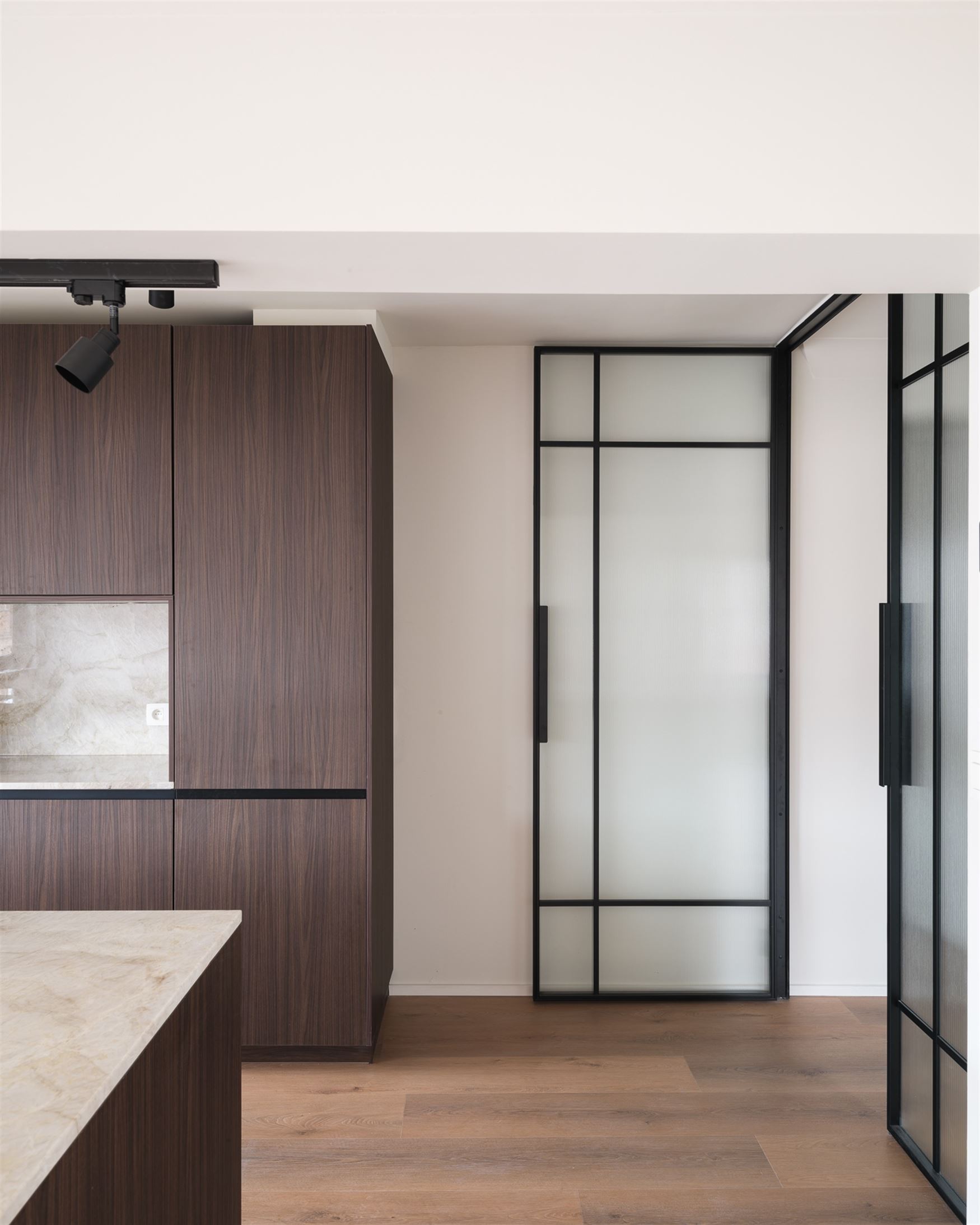 Op de vierde verdieping van een verzorgd gebouw uit 1967 vind je dit prachtig vernieuwde appartement met een royale bewoonbare oppervlakte van 115 m²...