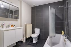 In de Deerlijksestraat 17 te Kortrijk bevindt zich deze verrassend ruime en instapklare gesloten bebouwing met conforme elektriciteit en een gunstig E...