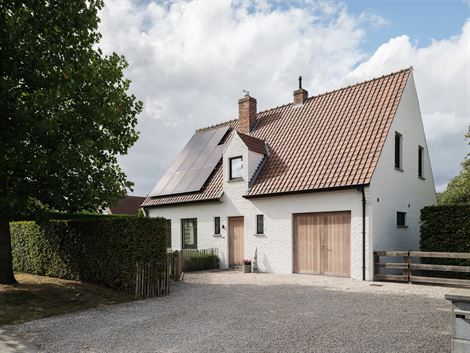 Deze charmante en volledig gerenoveerde woning, gelegen in een rustige straat in Astene (Deinze), biedt alles wat een modern gezin zoekt: ruimte, comf...