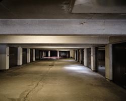 Bent u op zoek naar een afgesloten ruimte om uw wagen veilig te parkeren, spullen op te slaan of een extra kelderruimte te creëren? Deze ruime garage...