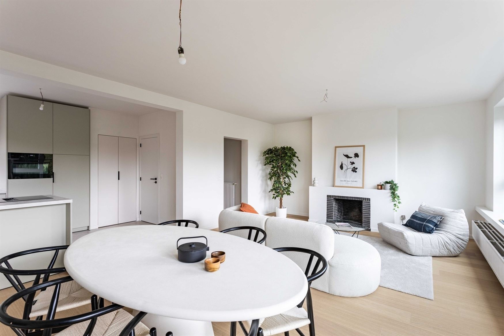 Instapklaar en lichtrijk wonen aan een groen plein in Sint-Amandsberg. Dit gerenoveerde modelappartement van 115 m² combineert ruimte, licht en een r...