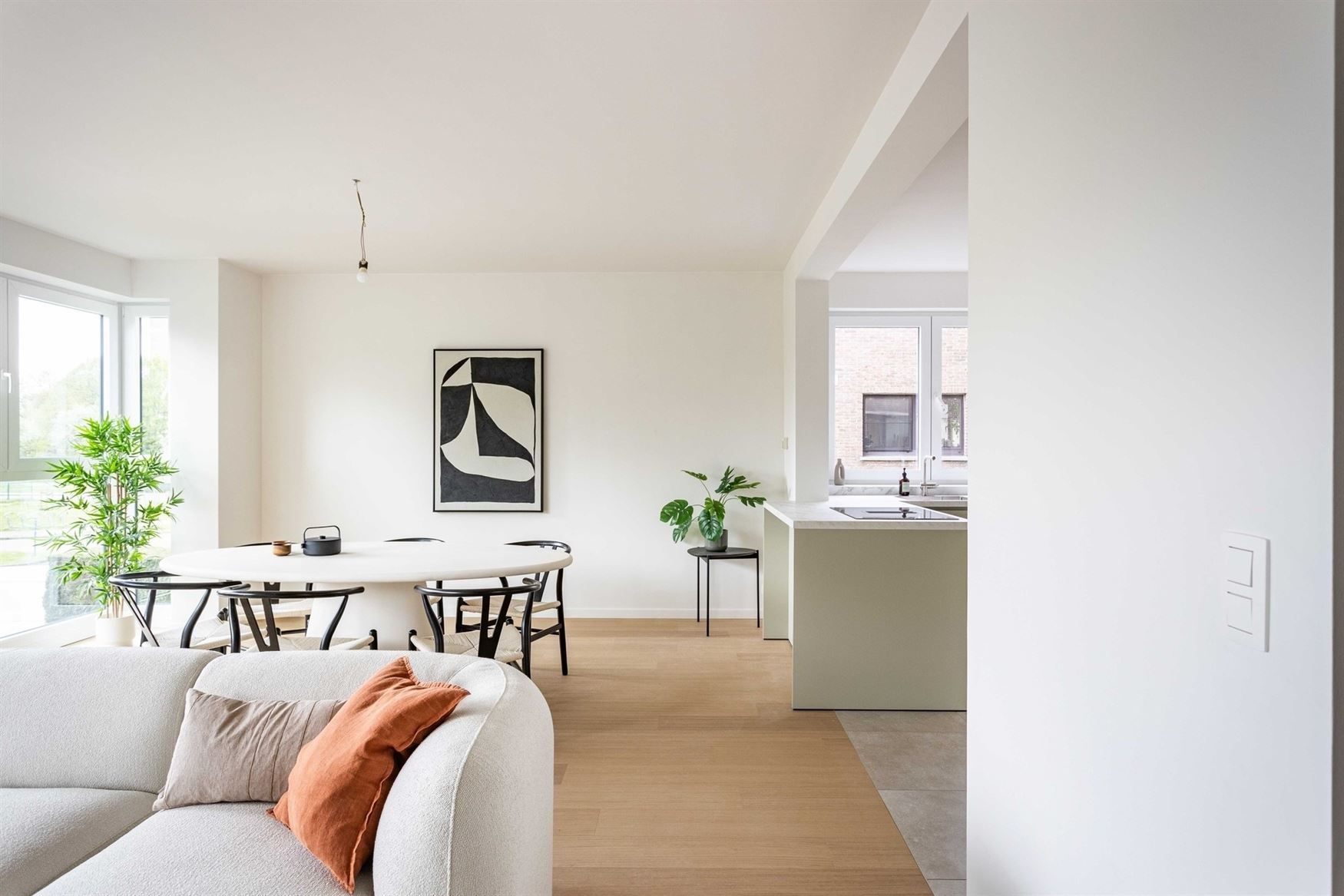 Instapklaar en lichtrijk wonen aan een groen plein in Sint-Amandsberg. Dit gerenoveerde modelappartement van 115 m² combineert ruimte, licht en een r...