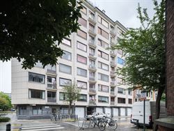 Op de vierde verdieping van een verzorgd gebouw uit 1967 vind je dit prachtig vernieuwde appartement met een royale bewoonbare oppervlakte van 115 m²...