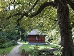 Op de vierde verdieping van een verzorgd gebouw uit 1967 vind je dit prachtig vernieuwde appartement met een royale bewoonbare oppervlakte van 115 m²...