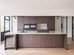 Op de vierde verdieping van een verzorgd gebouw uit 1967 vind je dit prachtig vernieuwde appartement met een royale bewoonbare oppervlakte van 115 m²...