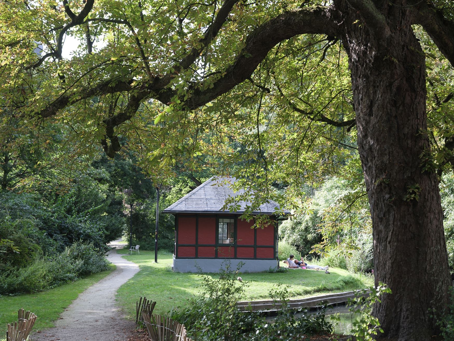 Op de vierde verdieping van een verzorgd gebouw uit 1967 vind je dit prachtig vernieuwde appartement met een royale bewoonbare oppervlakte van 115 m²...
