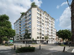 Op de vierde verdieping van een verzorgd gebouw uit 1967 vind je dit prachtig vernieuwde appartement met een royale bewoonbare oppervlakte van 115 m²...