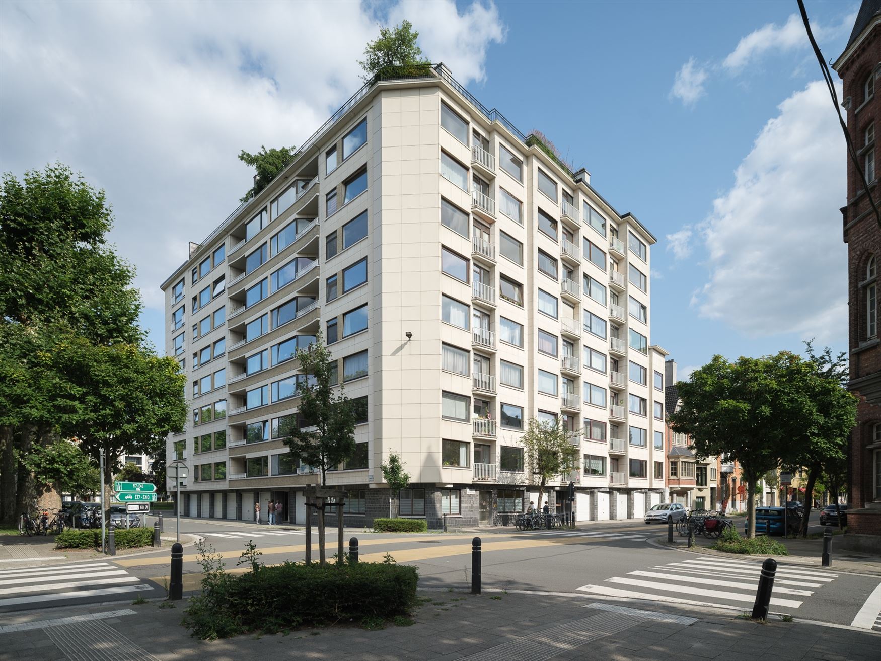 Op de vierde verdieping van een verzorgd gebouw uit 1967 vind je dit prachtig vernieuwde appartement met een royale bewoonbare oppervlakte van 115 m²...