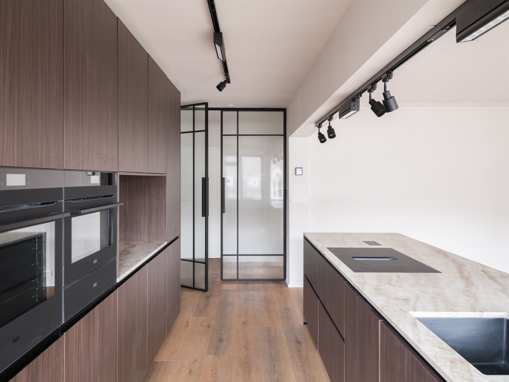 Op de vierde verdieping van een verzorgd gebouw uit 1967 vind je dit prachtig vernieuwde appartement met een royale bewoonbare oppervlakte van 115 m²...