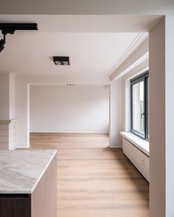 Op de vierde verdieping van een verzorgd gebouw uit 1967 vind je dit prachtig vernieuwde appartement met een royale bewoonbare oppervlakte van 115 m²...