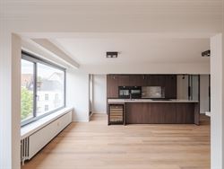 Op de vierde verdieping van een verzorgd gebouw uit 1967 vind je dit prachtig vernieuwde appartement met een royale bewoonbare oppervlakte van 115 m²...