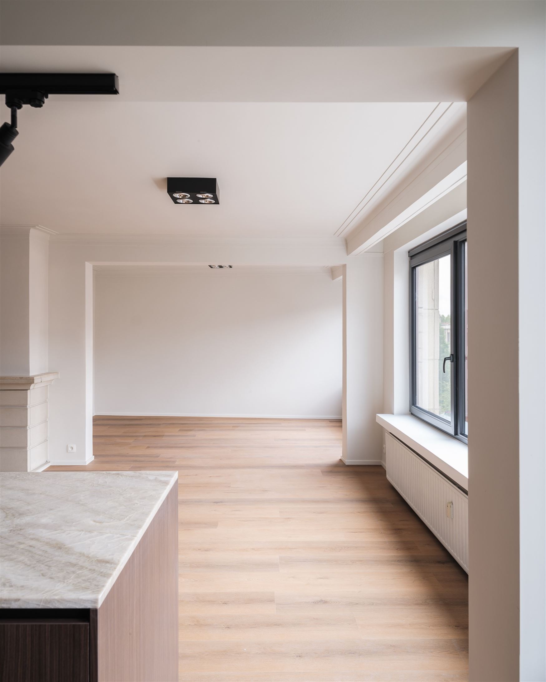 Op de vierde verdieping van een verzorgd gebouw uit 1967 vind je dit prachtig vernieuwde appartement met een royale bewoonbare oppervlakte van 115 m²...