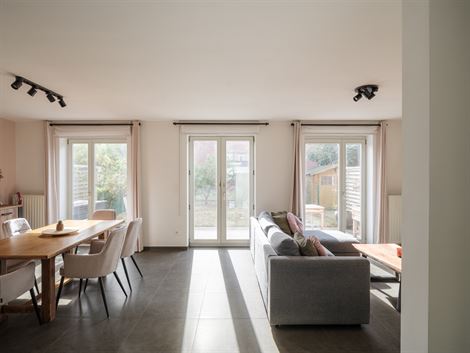 Instapklare gezinswoning met tuin & 4 slaapkamers in Wondelgem.
In een rustige, kindvriendelijke wijk in Wondelgem ontdek je deze hedendaagse wonin...