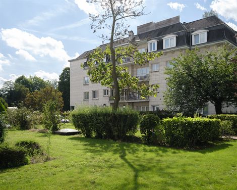 Bent u op zoek naar een afgesloten ruimte om uw wagen veilig te parkeren, spullen op te slaan of een extra kelderruimte te creëren? Deze ruime garage...