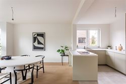 Instapklaar en lichtrijk wonen aan een groen plein in Sint-Amandsberg. Dit gerenoveerde modelappartement van 115 m² combineert ruimte, licht en een r...