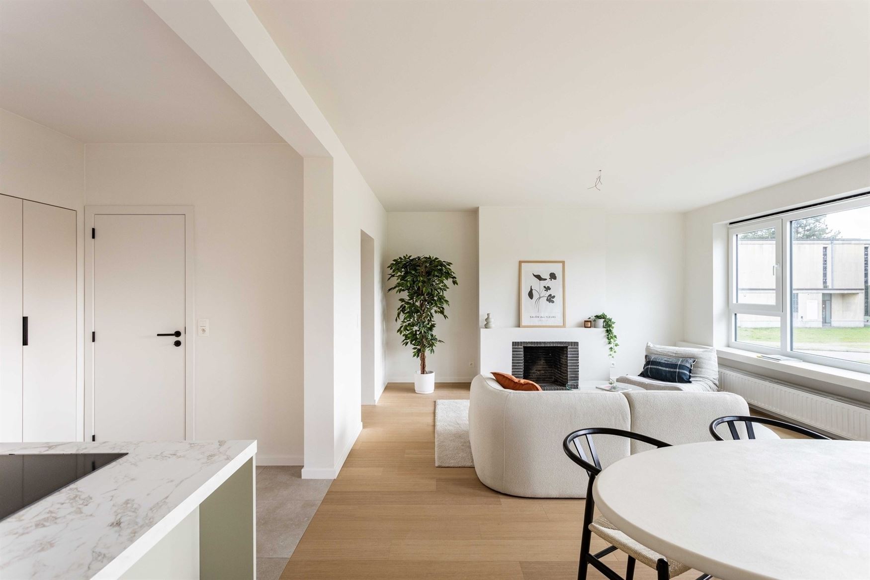 Instapklaar en lichtrijk wonen aan een groen plein in Sint-Amandsberg. Dit gerenoveerde modelappartement van 115 m² combineert ruimte, licht en een r...