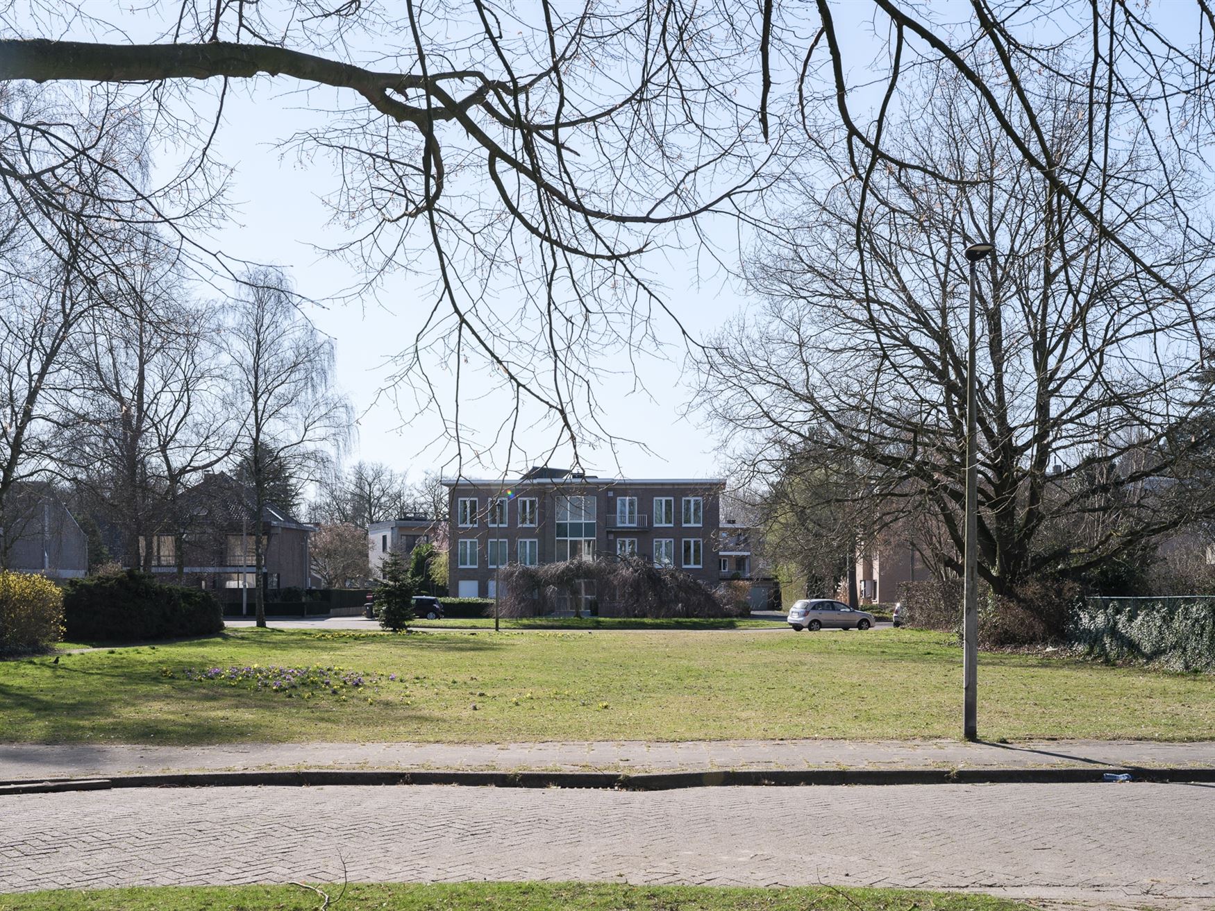 In een groene en rustige buurt van Sint-Amandsberg bevindt zich dit gerenoveerd modelappartement dat uitblinkt door zijn luchtige volumes en overvloed...