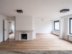 Op de vierde verdieping van een verzorgd gebouw uit 1967 vind je dit prachtig vernieuwde appartement met een royale bewoonbare oppervlakte van 115 m²...