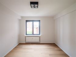 Op de vierde verdieping van een verzorgd gebouw uit 1967 vind je dit prachtig vernieuwde appartement met een royale bewoonbare oppervlakte van 115 m²...