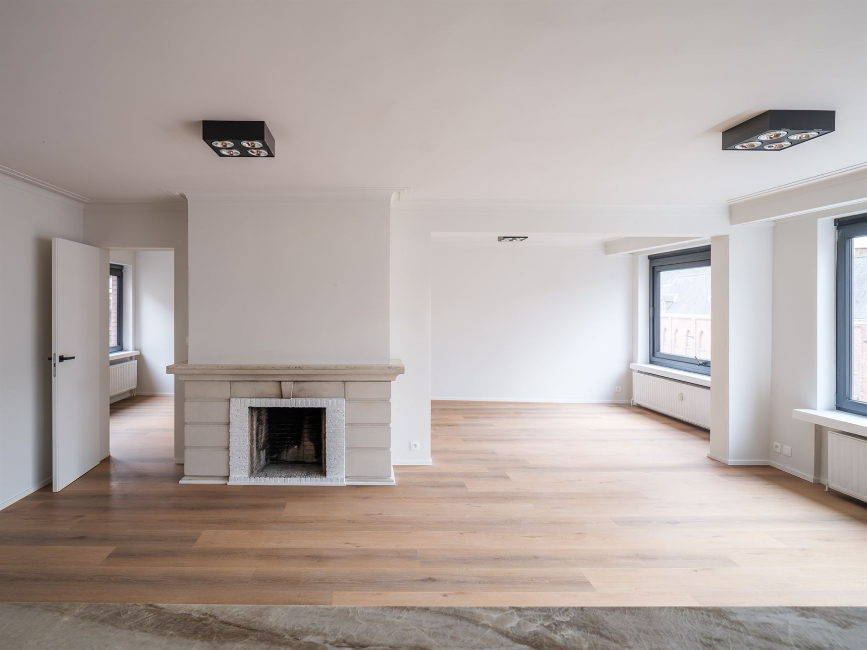 Op de vierde verdieping van een verzorgd gebouw uit 1967 vind je dit prachtig vernieuwde appartement met een royale bewoonbare oppervlakte van 115 m²...