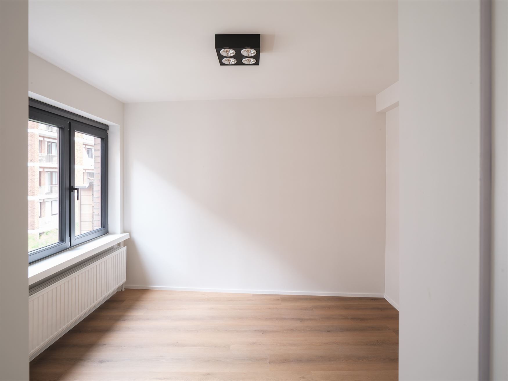 Op de vierde verdieping van een verzorgd gebouw uit 1967 vind je dit prachtig vernieuwde appartement met een royale bewoonbare oppervlakte van 115 m²...