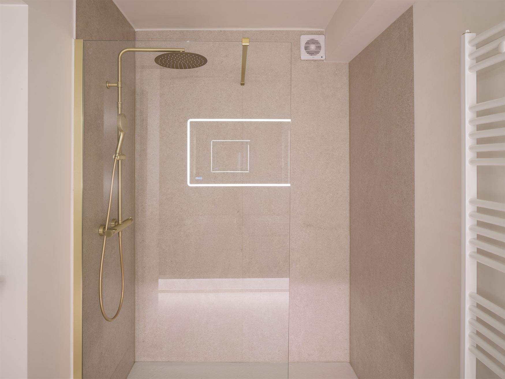 Op de vierde verdieping van een verzorgd gebouw uit 1967 vind je dit prachtig vernieuwde appartement met een royale bewoonbare oppervlakte van 115 m²...