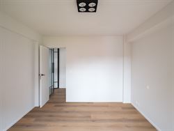 Op de vierde verdieping van een verzorgd gebouw uit 1967 vind je dit prachtig vernieuwde appartement met een royale bewoonbare oppervlakte van 115 m²...