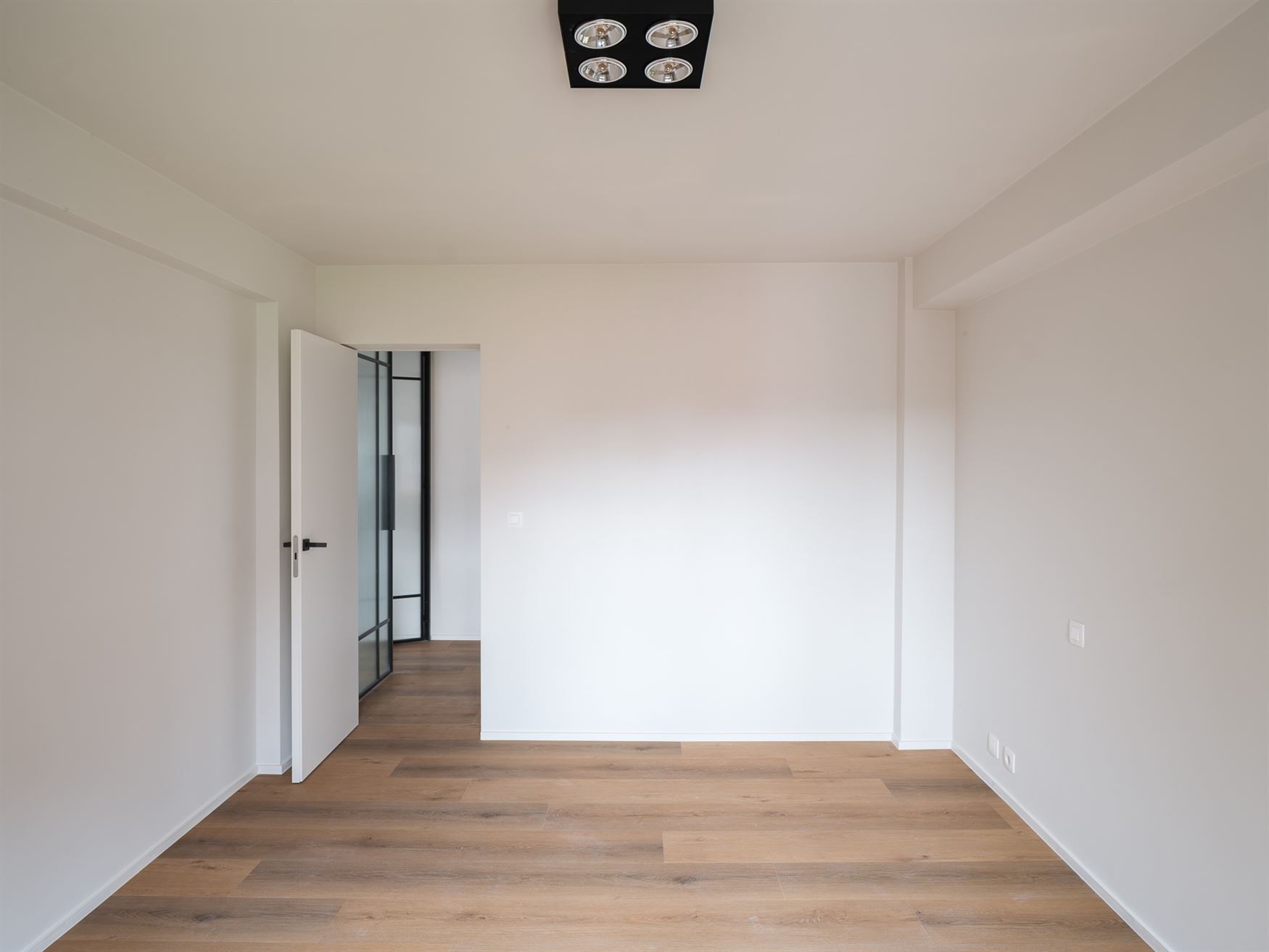 Op de vierde verdieping van een verzorgd gebouw uit 1967 vind je dit prachtig vernieuwde appartement met een royale bewoonbare oppervlakte van 115 m²...