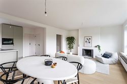 Instapklaar en lichtrijk wonen aan een groen plein in Sint-Amandsberg. Dit gerenoveerde modelappartement van 115 m² combineert ruimte, licht en een r...