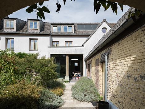 Stap binnen in deze prachtige burgerwoning uit de tweede helft van de 19de eeuw, waar authentieke elementen en hedendaags wooncomfort naadloos samenvl...